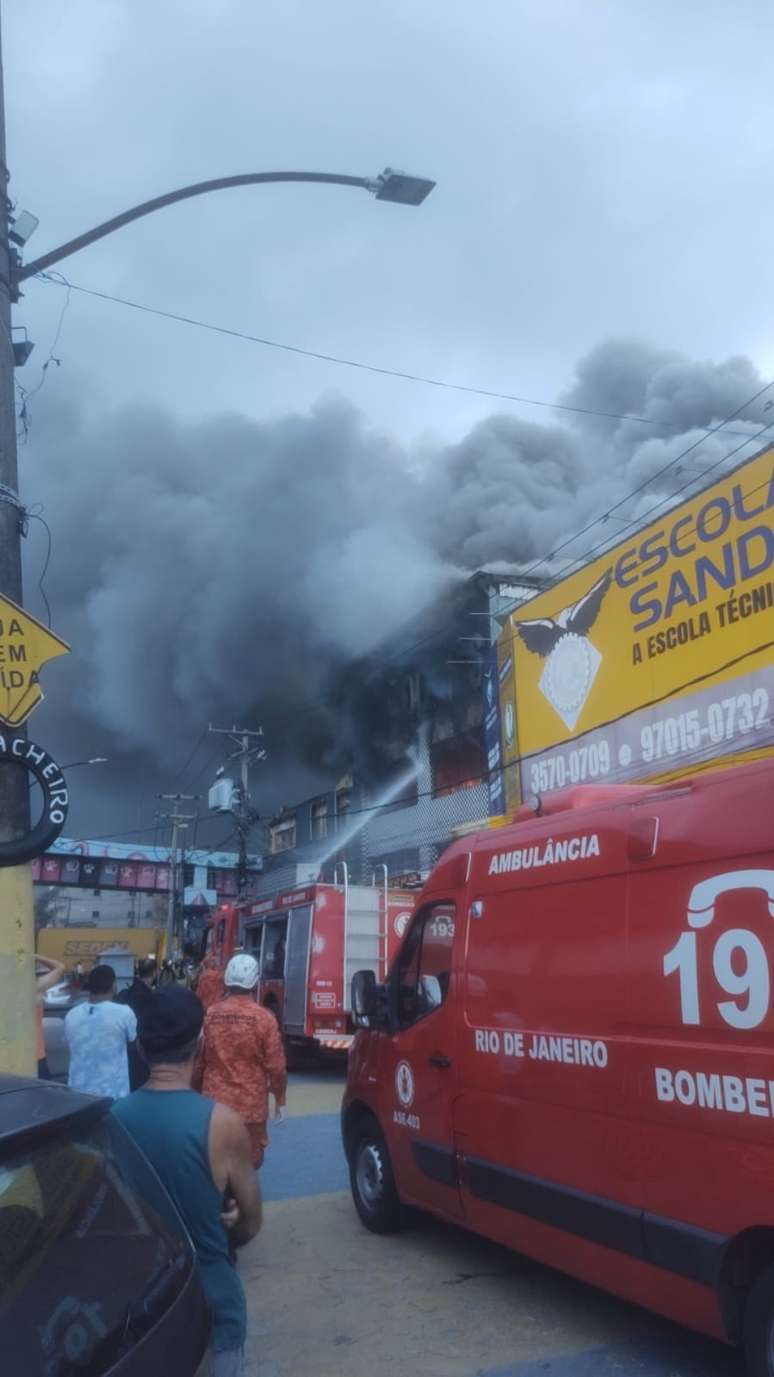 Fogo atingiu galp&atilde;o na Zona Norte do Rio