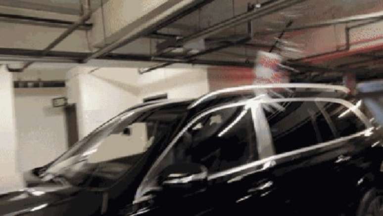 Justin joga garrafa de &aacute;gua nos fot&oacute;grafos