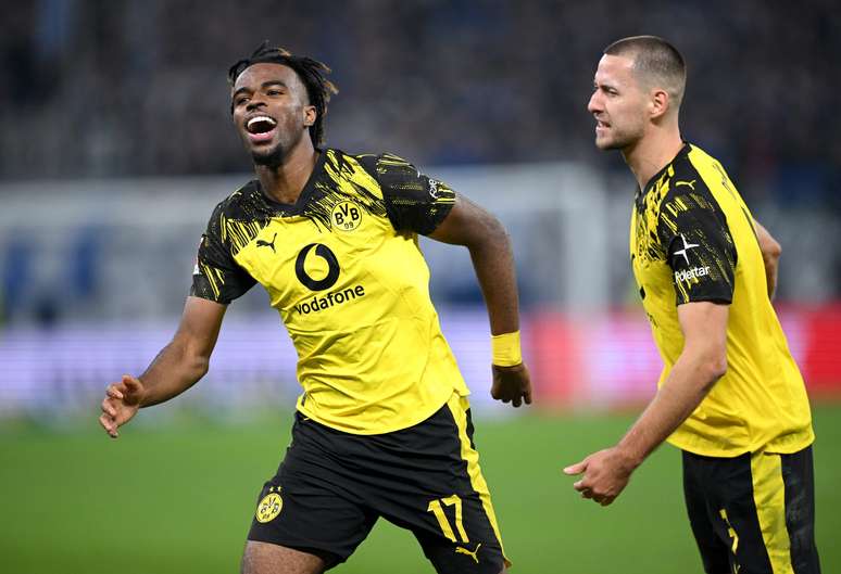 Carney Chukwuemeka comemorando um gol do Borussia Dortmund 