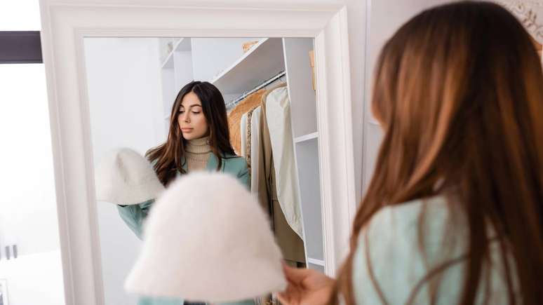 O processo industrial do espelho envolve fabrica&ccedil;&atilde;o do vidro, metaliza&ccedil;&atilde;o e camadas protetoras para aumentar a durabilidade &ndash; depositphotos.com / VitalikRadko