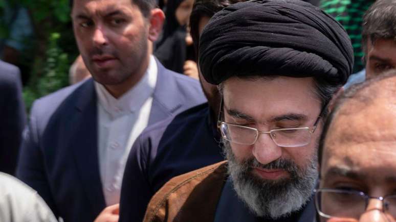 Como novo l&iacute;der supremo, a palavra final sobre muitas quest&otilde;es importante ficar&aacute; a cargo de Mojtaba Khamenei