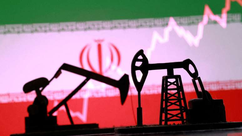 Uma ilustra&ccedil;&atilde;o na qual aparecem bombas de petr&oacute;leo impressas em 3D, a bandeira iraniana e um gr&aacute;fico burs&aacute;til em alta