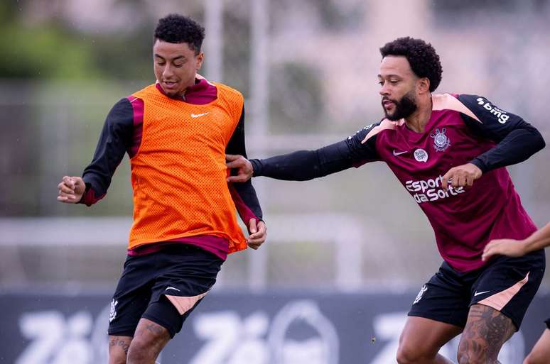 Lingard e Memphis Depay em treino do Corinthians &ndash;