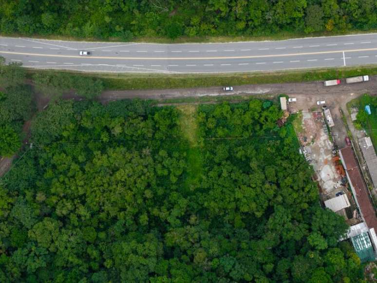 &Aacute;rea de desmatamento (centro da foto) pode ser vista na altura do km 168 da Rodovia Rio-Santos, perto de Camburi, em S&atilde;o Sebasti&atilde;o
