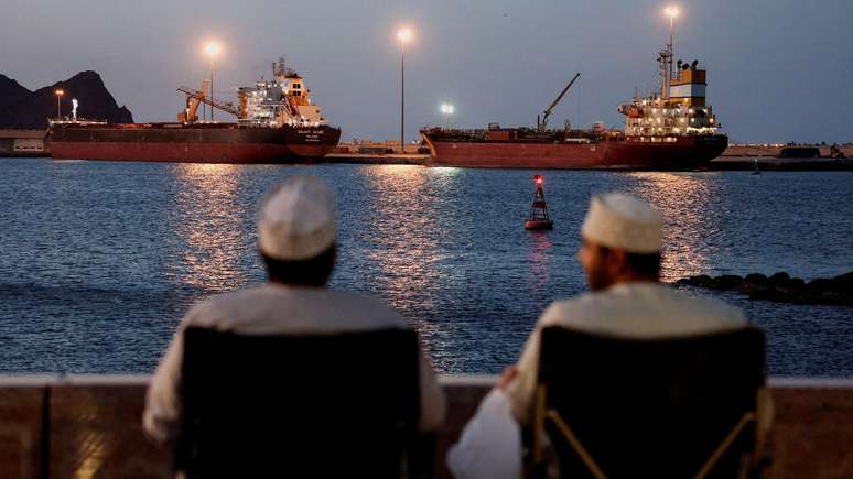 Dezenas de navios permanecem atracados no porto por causa do fechamento do estreito de Ormuz, como estes em Mascate, Om&atilde;