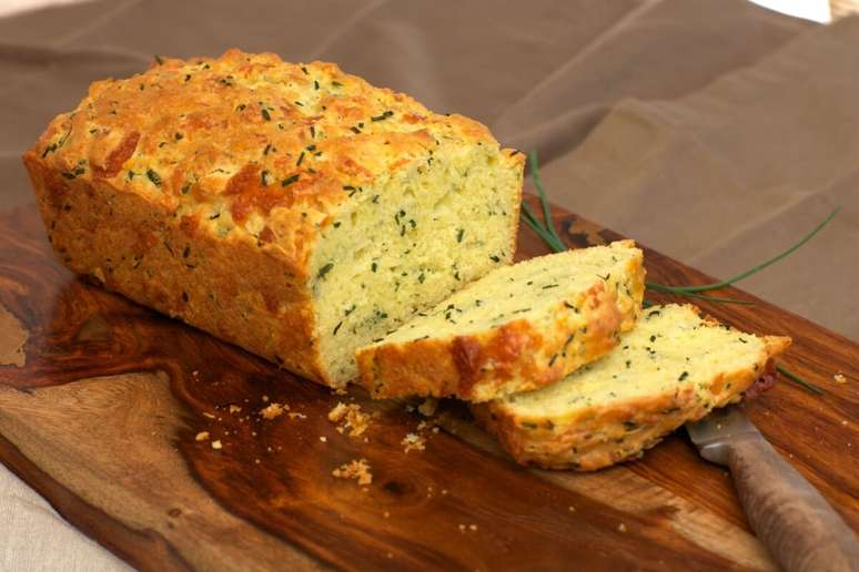 Bolo de fub&aacute; salgado com queijo e cebolinha 
