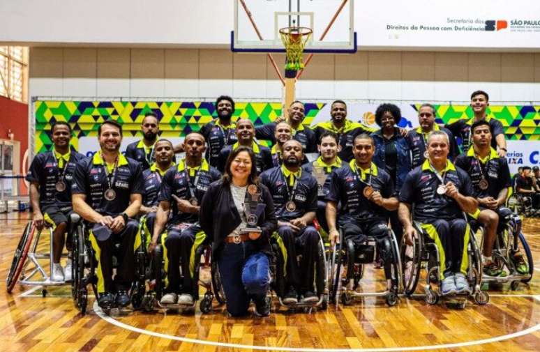 Eliane Miada (centro).