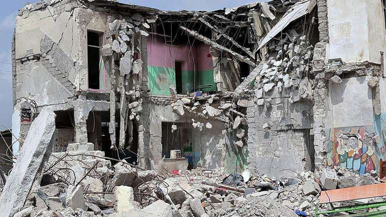 A escola parcialmente destru&iacute;da em Minab, no Ir&atilde;