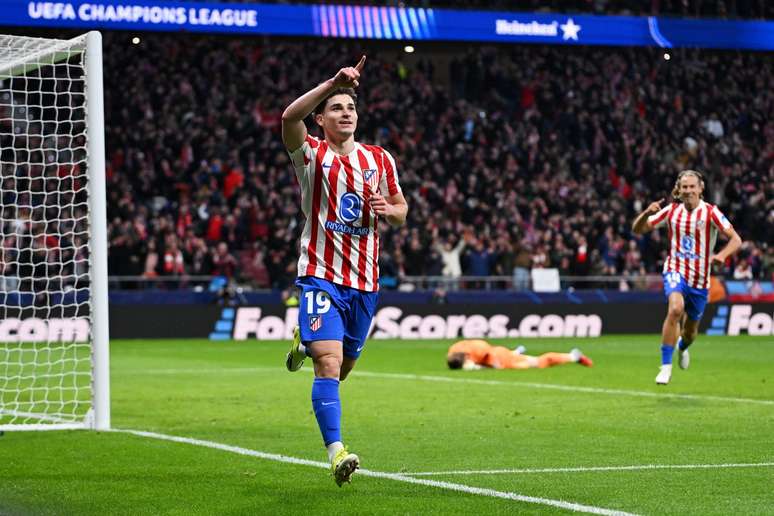 Juli&aacute;n &Aacute;lvarez comemorando seu primeiro gol na goleada do Atl&eacute;tico de Madrid sobre o Tottenham 