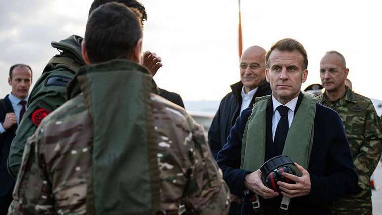 O presidente franc&ecirc;s, Emmanuel Macron, afirmou que navios militares de seu pa&iacute;s poderiam escoltar petroleiros e embarca&ccedil;&otilde;es comerciais pelo estreito de Ormuz quando a intensidade dos ataques diminuir