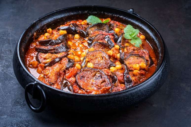 Ensopado de berinjela com gr&atilde;o-de-bico 