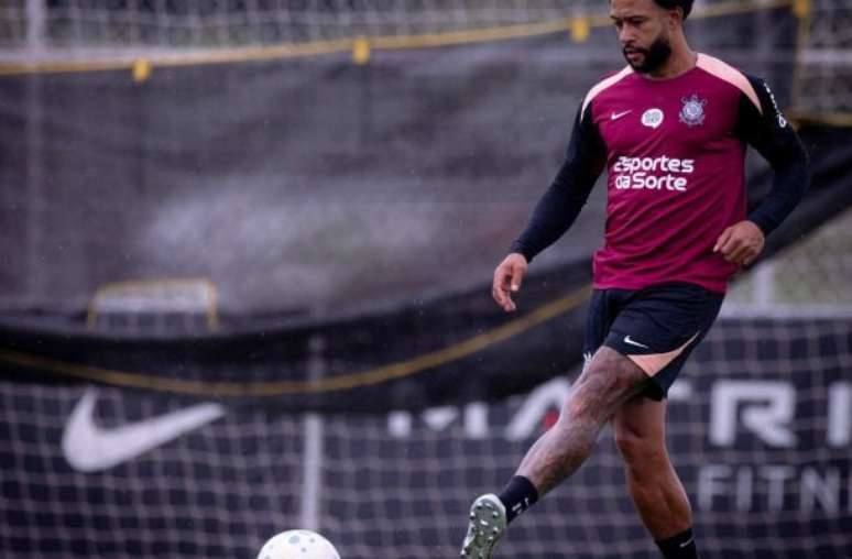 Lingard e Memphis Depay em treino do Corinthians &ndash;
