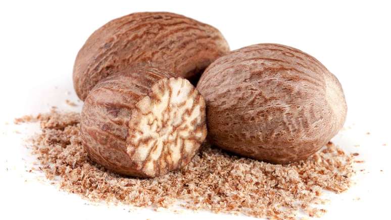 Apesar dos benef&iacute;cios, a noz-moscada deve ser consumida com modera&ccedil;&atilde;o, pois doses elevadas podem causar efeitos indesejados no organismo &ndash; depositphotos.com / kolesnikovserg