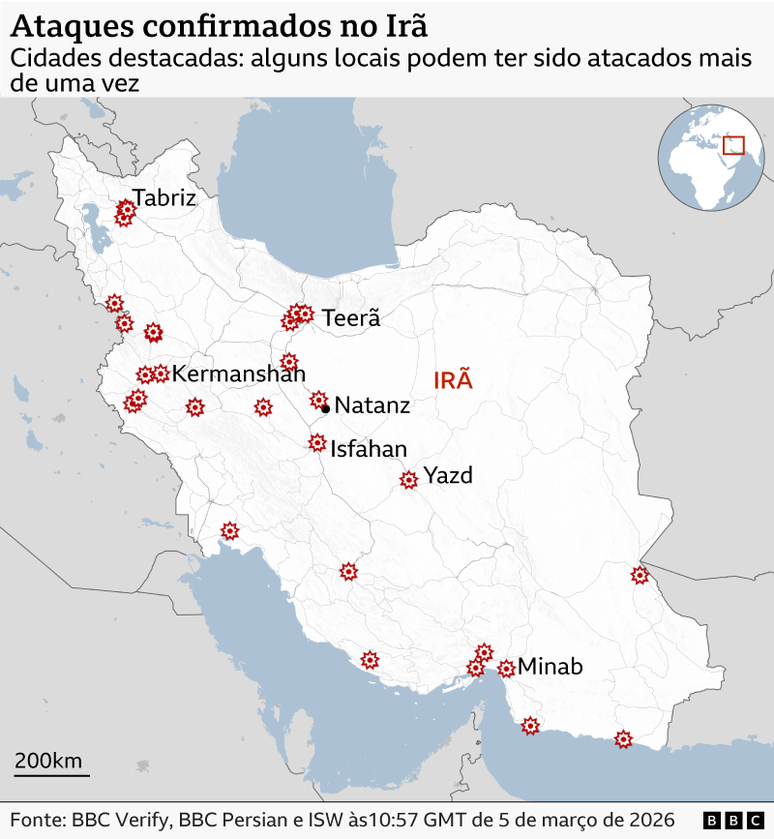 Mapa do Ir&atilde; com pontos vermelhos indicando locais onde ocorreram um ou mais ataques americanos ou israelenses. Cidades principais tamb&eacute;m est&atilde;o indicadas no mapa, al&eacute;m de um pequeno globo inserido com a localiza&ccedil;&atilde;o do Ir&atilde; no Oriente M&eacute;dio.