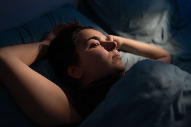 Dificuldade recorrente para iniciar ou manter o sono pode indicar que o descanso est&aacute; comprometido e exigir avalia&ccedil;&atilde;o m&eacute;dica 