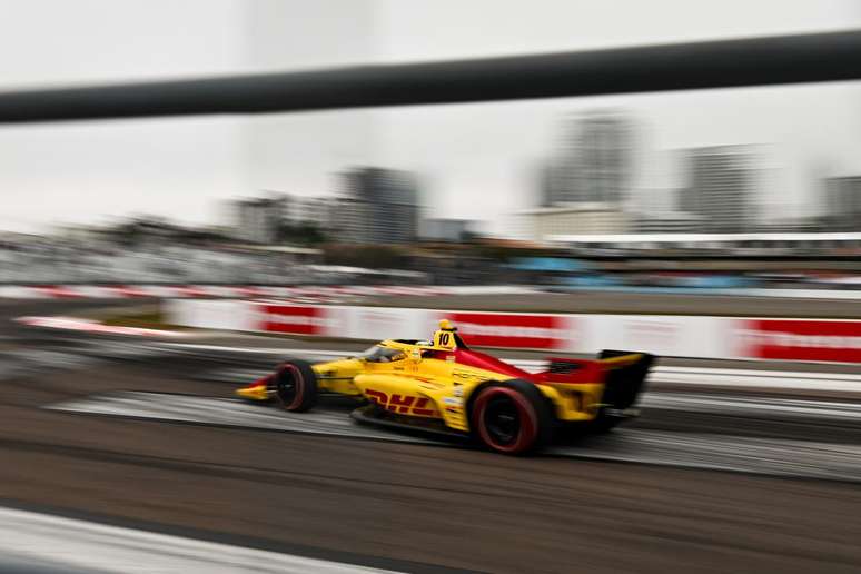 ట్రాక్ ఉచితం మరియు ఒకేసారి ఒకే కారుతో, కొత్త ఫాస్ట్ సిక్స్ ఆర్లింగ్టన్‌లోని పోల్ కోసం పోరాటంలో డ్రైవర్ల స్వచ్ఛమైన వేగాన్ని హైలైట్ చేస్తుందని హామీ ఇచ్చింది.