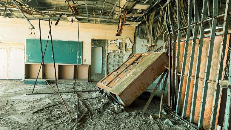 A regi&atilde;o ainda tem locais com rastros da destrui&ccedil;&atilde;o deixada pelo tsunami h&aacute; 15 anos, como nessa sala de aula de uma escola abandonada em Namie