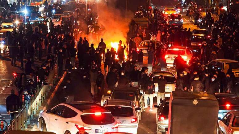 Os iranianos que sa&iacute;ram &agrave;s ruas em protestos em massa no m&ecirc;s de janeiro de 2026 sofreram forte repress&atilde;o do regime do pa&iacute;s