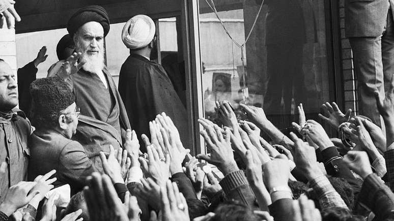 O aiatol&aacute; Ruhollah Khomeini, antecessor do l&iacute;der supremo Ali Khamenei, foi fundamental para a instala&ccedil;&atilde;o da teocracia no Ir&atilde;