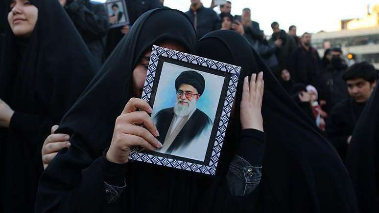 Fi&eacute;is choram a morte do aiatol&aacute; Ali Khamenei nos ataques de 28 de fevereiro de 2026