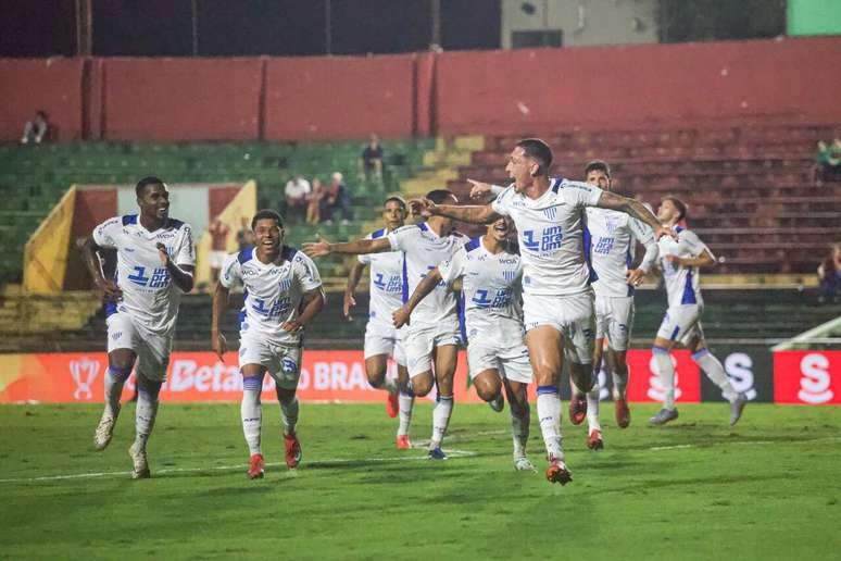 Paulo Vitor comemora gol que abriu o placar para o Ava&iacute; no Canind&eacute; &ndash;