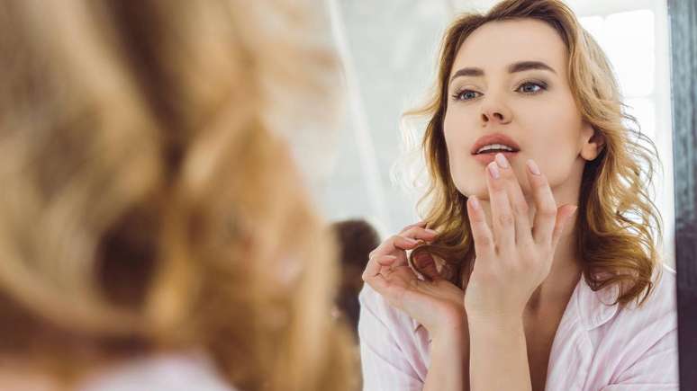 os l&aacute;bios tamb&eacute;m precisam de prote&ccedil;&atilde;o contra radia&ccedil;&atilde;o ultravioleta, algo que a manteiga de cacau, por si s&oacute;, n&atilde;o oferece de forma adequada &ndash; depositphotos.com / AllaSerebrina