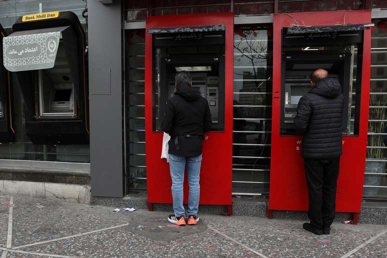 Pessoas usam caixa eletr&ocirc;nica em Teer&atilde; 10/03/2026