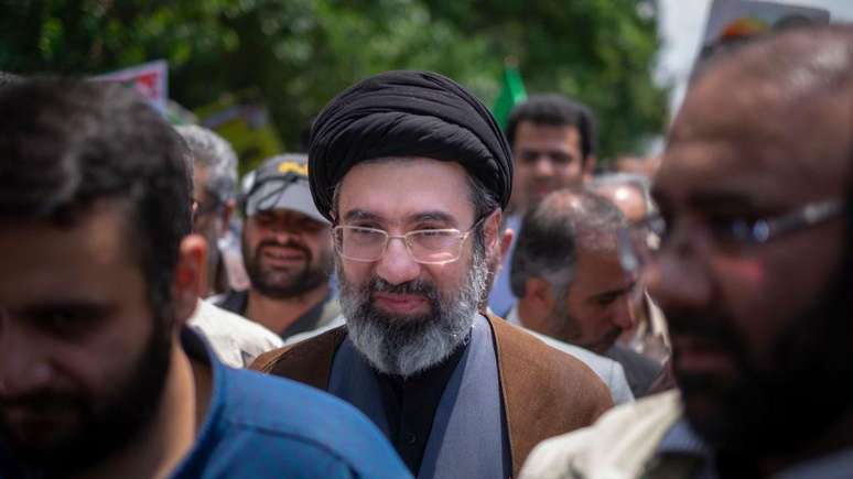 Mojtaba Khamenei foi escolhido como o novo l&iacute;der supremo do Ir&atilde;, em substitui&ccedil;&atilde;o ao seu pai, morto nos primeiros ataques ao pa&iacute;s, em 28 de fevereiro