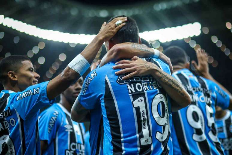 Gr&ecirc;mio tenta manter embalo com uma vit&oacute;ria no &uacute;ltimo duelo pelo Brasileir&atilde;o, ainda celebrando o t&iacute;tulo ga&uacute;cho &ndash;