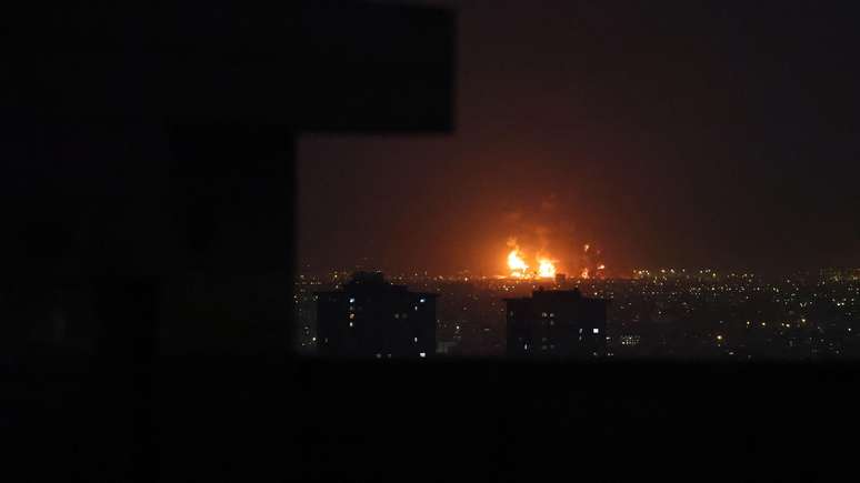 Inc&ecirc;ndios envolvendo petr&oacute;leo tamb&eacute;m podem liberar &oacute;xidos de enxofre e de nitrog&ecirc;nio, que podem formar &aacute;cidos ao se dissolverem na &aacute;gua da chuva
