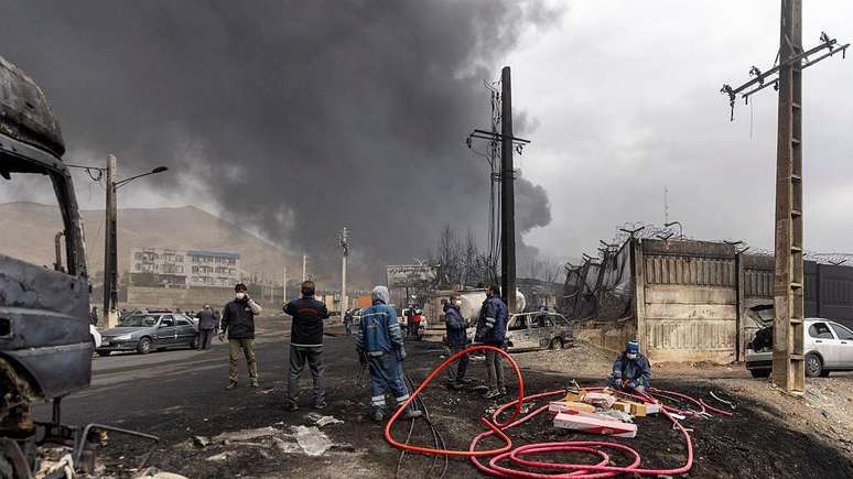 &Eacute; comum que a chuva "lave" os poluentes presentes no ar, mas a chuva negra &eacute; rara e normalmente resulta de n&iacute;veis muito altos de fuligem e de outros poluentes atmosf&eacute;ricos, disseram cientistas ao BBC Verify