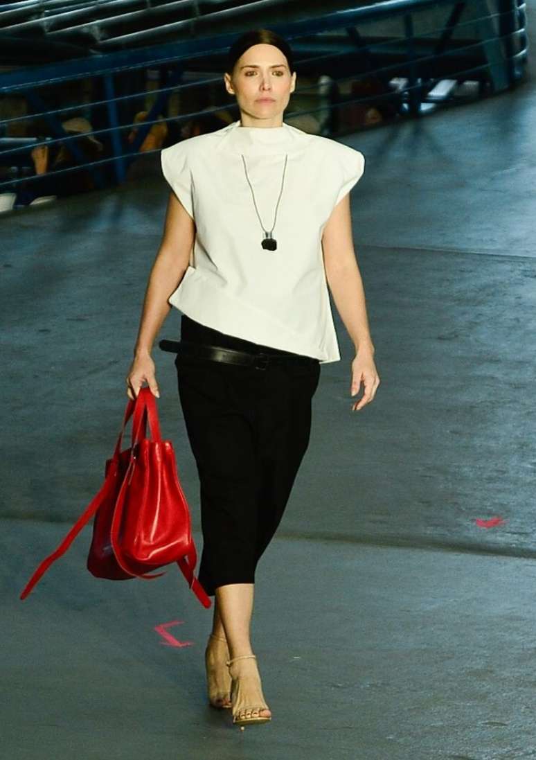 Let&iacute;cia Colin desfila para &Acirc;ngela Brito no SPFW, em 2025 