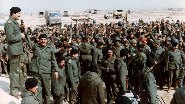 O ent&atilde;o presidente do Iraque Saddam Hussein decidiu invadir o Ir&atilde; em setembro de 1980, poucos meses depois da Revolu&ccedil;&atilde;o Iraniana