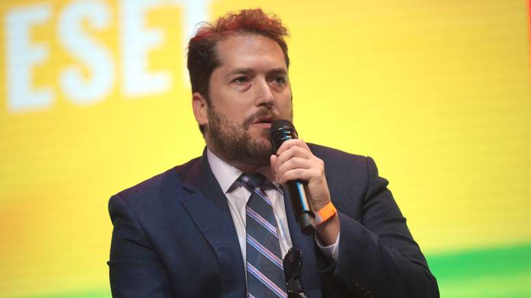 Beattie discursando para os participantes da C&uacute;pula de A&ccedil;&atilde;o Estudantil de 2020, organizada pela Turning Point USA na Fl&oacute;rida.