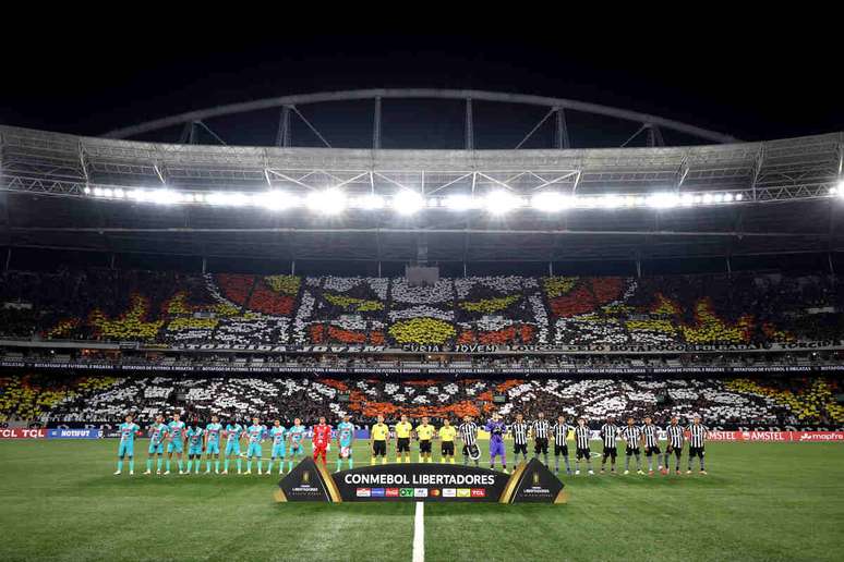 Botafogo pode ser multado pela Conmebol por atraso e cortes de meias &ndash;