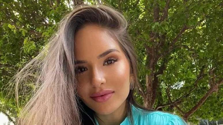 Mulher branca e loira.