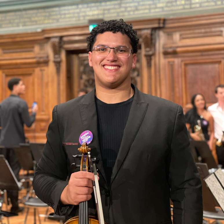 Jhony no anfiteatro da Sorbonne, em Paris: come&ccedil;ou na m&uacute;sica aos 6 anos, na CCB de Itaquaquecetuba