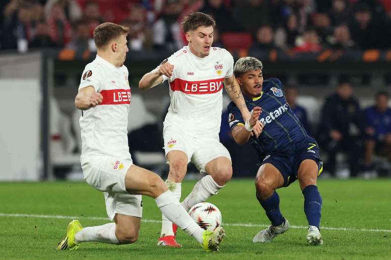 Jogadores de Stuttgart e Porto em disputa de bola na Liga Europa &ndash;