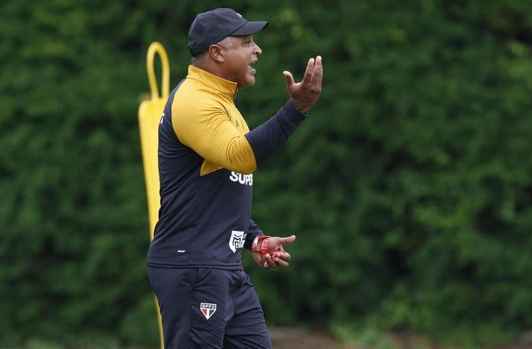 Roger Machado inicia trabalho no S&atilde;o Paulo sob press&atilde;o e com sequ&ecirc;ncia decisiva &ndash;