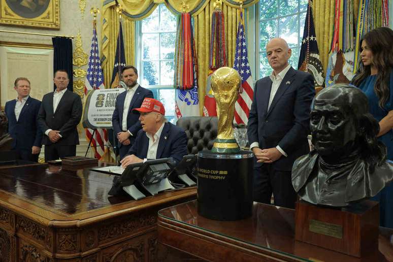 Donald Trump (bon&eacute;) e Infantino (direita) se encontraram em algumas ocasi&otilde;es na Casa Branca em per&iacute;odo que antecedeu &agrave; realiza&ccedil;&atilde;o da Copa &ndash;