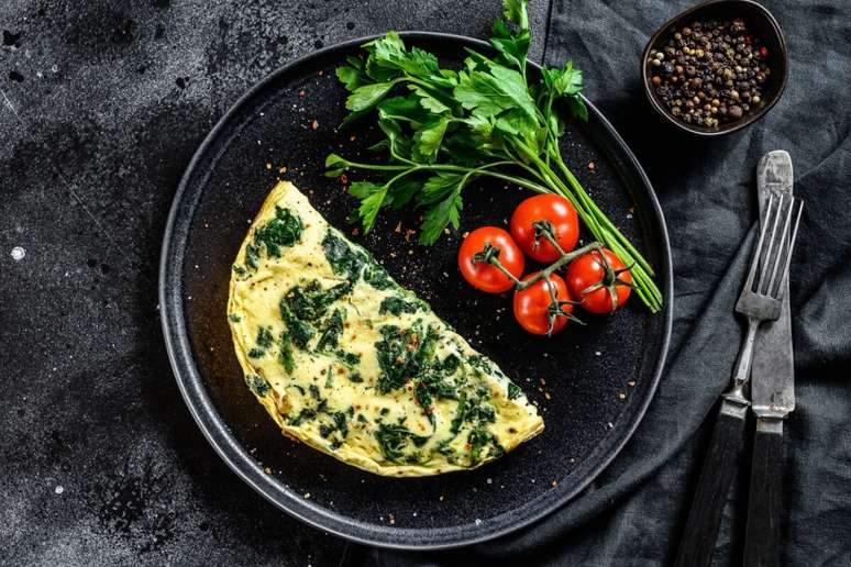 Com ingredientes simples, a omelete de espinafre com queijo &eacute; uma op&ccedil;&atilde;o pr&aacute;tica e cheia de nutrientes 