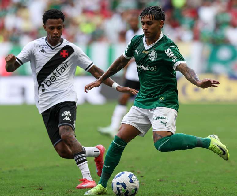 O jogador Facundo Torres, da SE Palmeiras, em jogo contra a equipe do CR Vasco da Gama, durante partida v&aacute;lida pela s&eacute;tima rodada, do Campeonato Brasileiro, S&eacute;rie A, no Est&aacute;dio Man&eacute; Garrincha. 