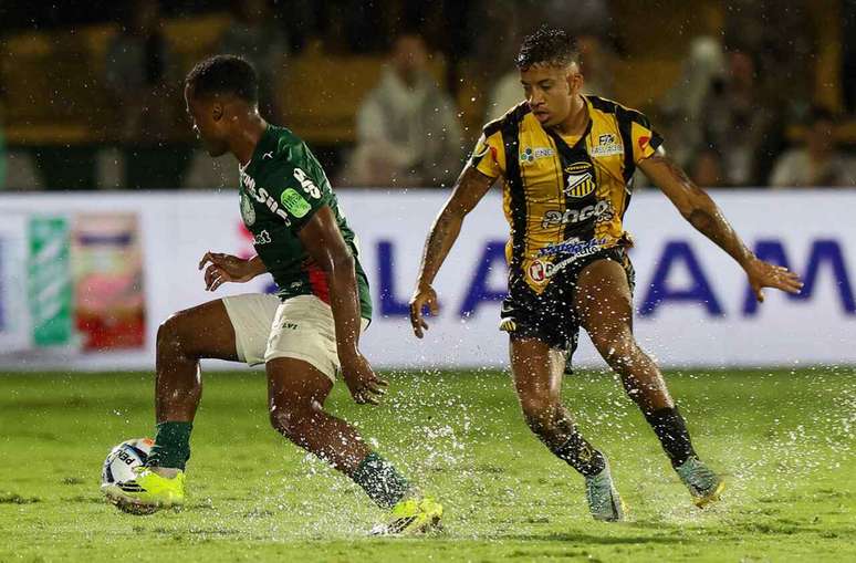 Arias mira sequ&ecirc;ncia no time titular do Palmeiras &ndash;