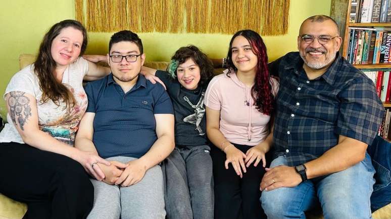 Henrique (no centro da foto) com a m&atilde;e, pai e irm&atilde;os