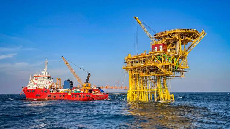 Plataforma de petr&oacute;leo em alto mar. 