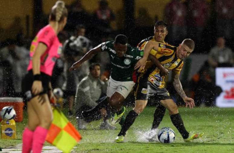 Arias mira sequ&ecirc;ncia no time titular do Palmeiras &ndash;