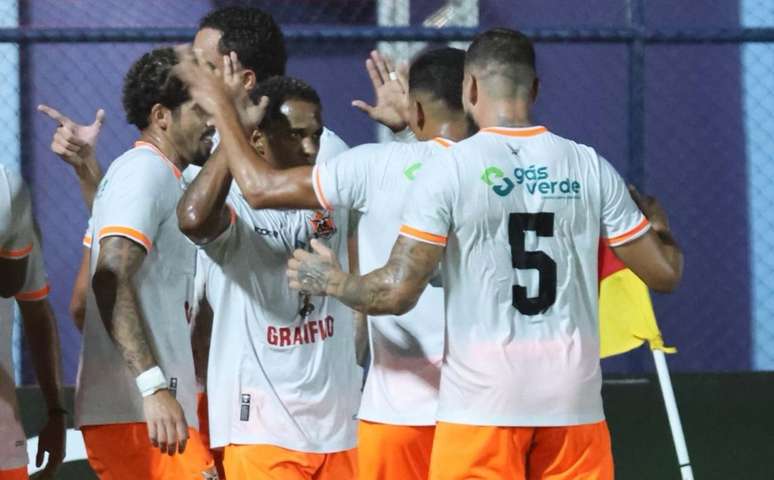 Jogadores do Nova Igua&ccedil;u celebram um dos gols na f&aacute;cil vit&oacute;ria sobre o Castanhal &ndash; Copa do Brasil &ndash; 11/03/2026 &ndash;