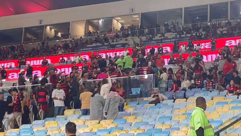 Pai de Gerson deixa &aacute;rea do Maracan&atilde; escoltado por seguran&ccedil;as &ndash;