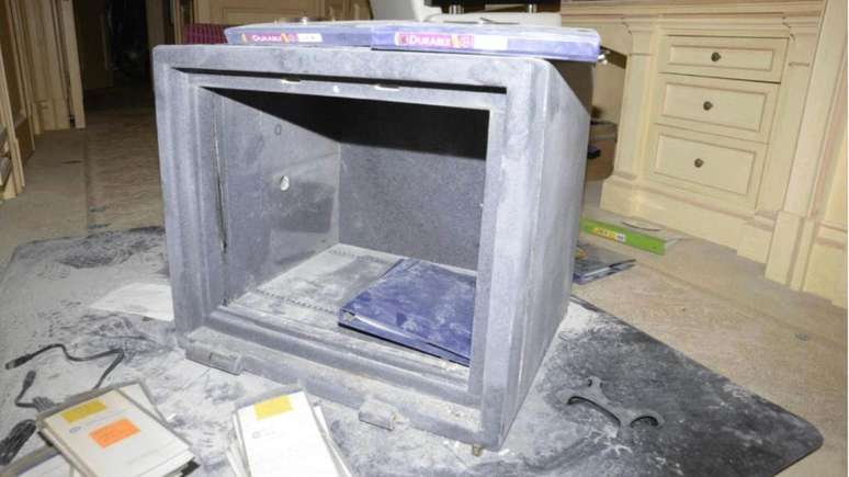 Kahn pediu a funcion&aacute;rios da mans&atilde;o de Epstein em Nova York que retirassem objetos de um cofre, segundo o FBI