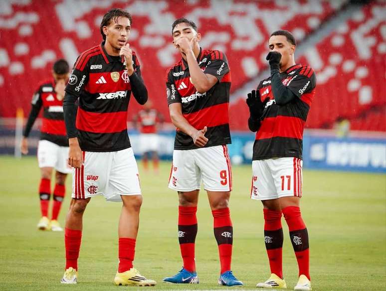 Flamengo n&atilde;o tomou conhecimento do Bol&iacute;var e fez 4 a 1 em Quito &ndash;